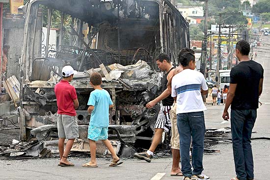 nibus  incendiado no Rio durante onda de ataques iniciada no fim de semana; veja fotos