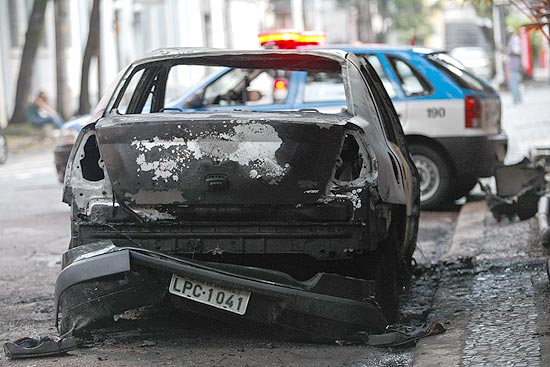 Carros são queimados durante série de ataques no Rio de Janeiro; veja outras fotos