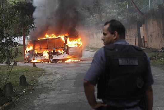 Policial observa veculo incendiado no Rio de Janeiro; veja outras imagens