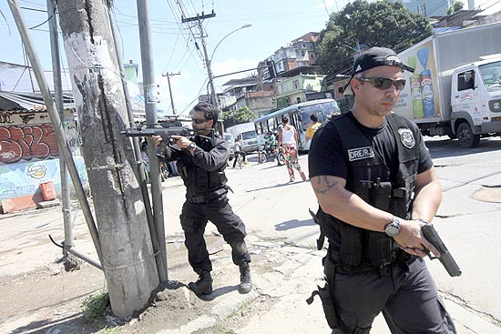Policiais participam de operao no Complexo do Alemo, no Rio; veja outras imagens