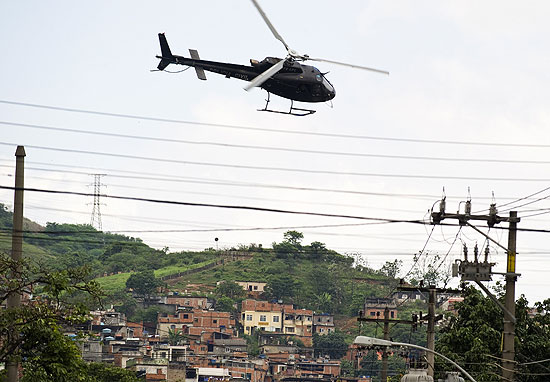 Helicóptero da polícia sobrevoa favela da Vila Cruzeiro, no Rio; veja outras imagens