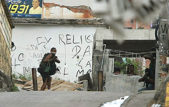 Grupo de homens armados enfrenta policiais federais no Complexo do Alemão; veja mais imagens