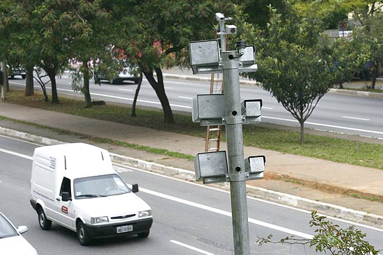 Radares da CET comeam a multar no dia 6 carros que no foram aprovados na inspeo veicular ambiental