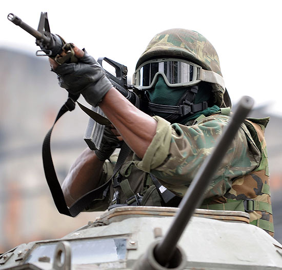 Militares participam de operao na favela da Vila Cruzeiro, no Rio; veja outras imagens