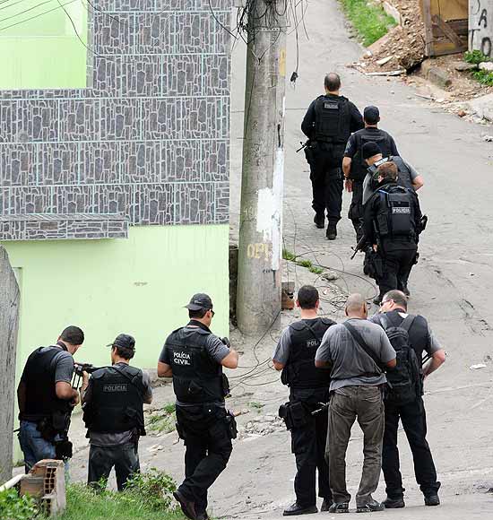 Policiais durante operação na Vila Cruzeiro, no Rio de Janeiro; veja outras imagens
