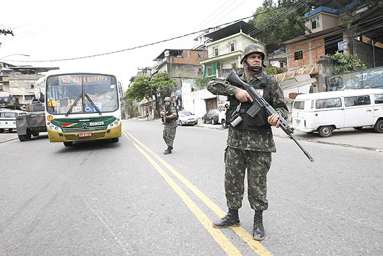 Soldados do Exército cercam entradas do Complexo do Alemão, na zona norte do Rio; veja outras imagens