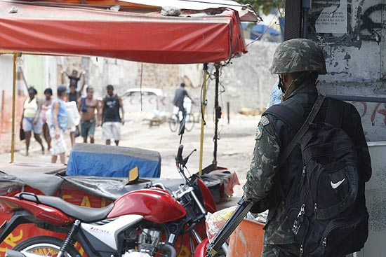 Soldados do Exército cercam entrada do morro do Alemão, zona norte do Rio de Janeiro; veja mais imagens