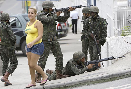Soldados do Exército participam de operação no Complexo do Alemão, na Penha, zona norte do Rio; veja outras imagens