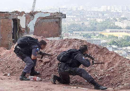 Policiais em operao neste domingo no Complexo do Alemo, conjunto de favelas na zona norte do Rio