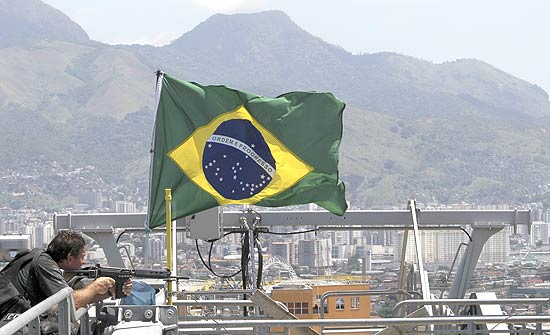 Policiais hasteiam bandeira do Brasil no alto do morro do Alemo, no Rio; veja mais imagens