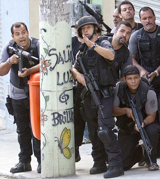 Policiais em operao neste domingo no Complexo do Alemo, conjunto de favelas na zona norte do Rio