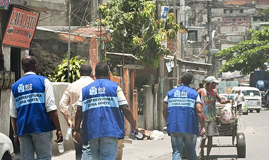 Agentes da prefeitura trabalham na favela da Vila Cruzeiro, zona norte do Rio; veja outras imagens