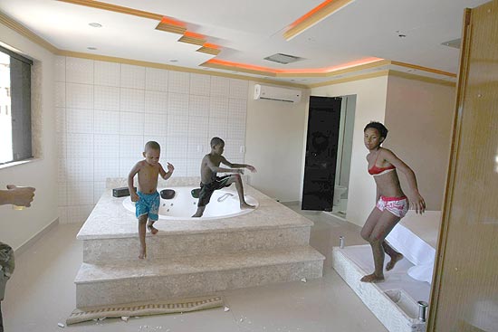 Crianas brincam na suite e na piscina da casa de um dos chefes do trfico no Alemo; veja mais imagens
