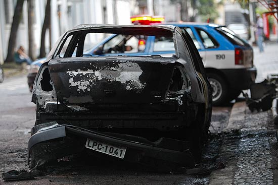 Carro queimado na madrugada di dua 25 en Botafogo, na zona sul do Rio; veja mais imagens