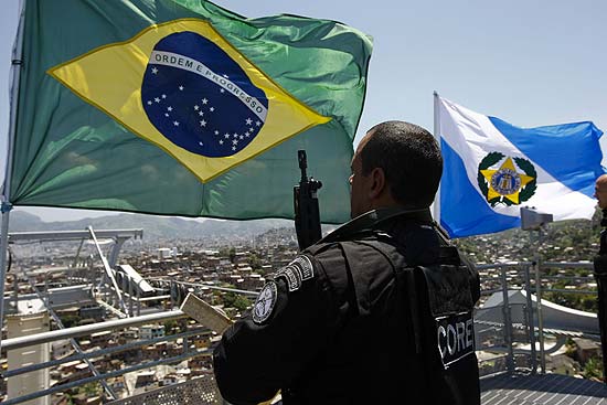 Policiais hasteiam a bandeira do Brasil e do Estado do Rio de Janeiro no alto Complexo do Alemo; veja mais fotos