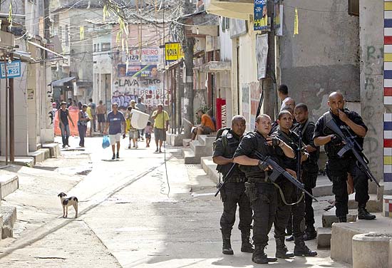 Policiais patrulham o Complexo do Alemo, no Rio, aps ocupao; veja outras imagens