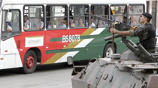 Militar patrulha o Complexo do Alemão, no Rio, após ocupação; veja outras imagens