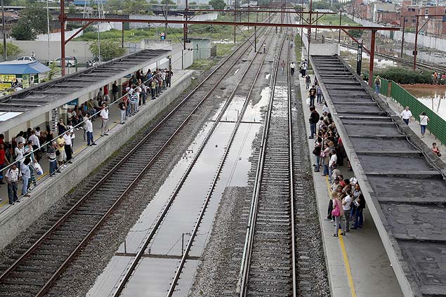 Imagem mostra movimento na estação Utinga, na linha Turquesa da CPTM