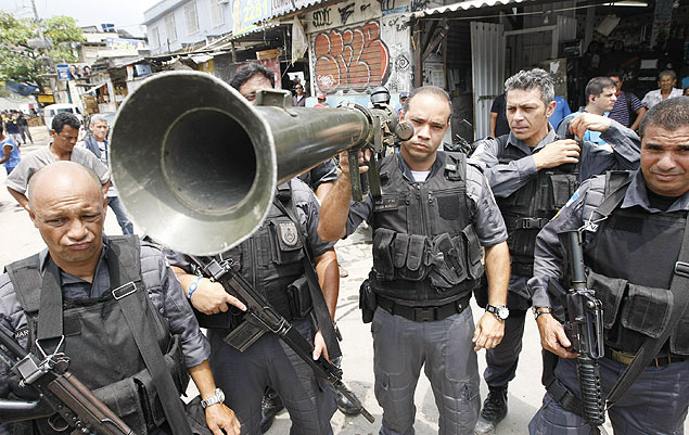 Policiais militares mostram bazuca apreendida no Complexo do Alemo, zona norte do Rio de Janeiro