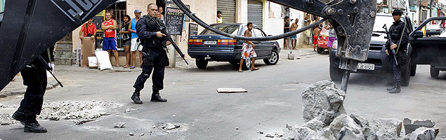 Policiais retiram barreiras colocados na Vila Cruzeiro por traficantes; veja imagens
