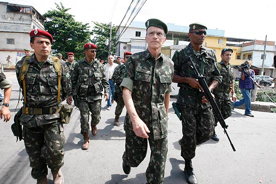 General Enzo Martins Peri, comandante do Exército, visitao o Complexo do Alemão, no Rio