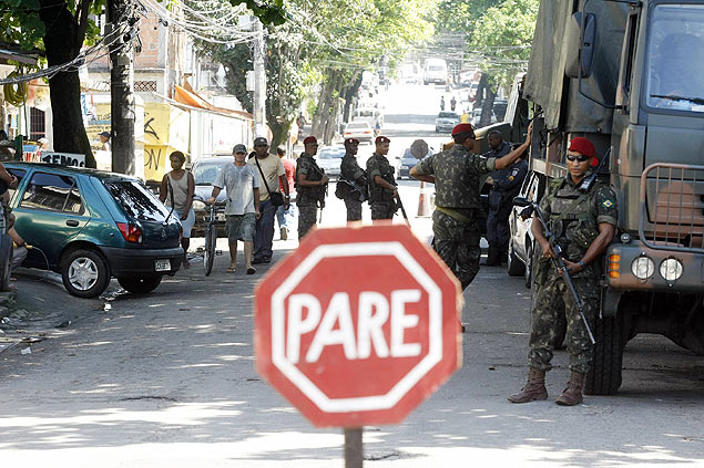 Militares do Exrcito patrulham entrada do Complexo do Alemo, no Rio de Janeiro