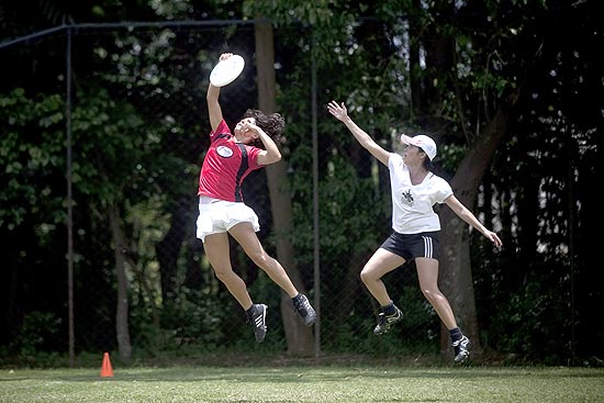 Atletas na final do campeonato brasileiro de Frisbee, no parque Villa-Lobos, em SP