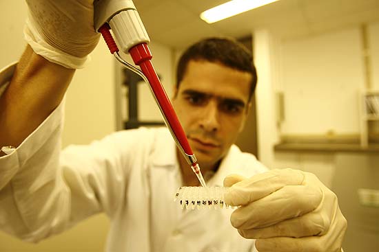 Celso Mendes Jnior, do Departamento de Qumica, faz exame na USP de Ribeiro