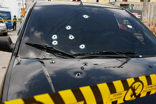 Imagem mostra marcas de tiros no carro onde estava Paschoalin