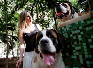 A empresária Consuelo Chear, 29, com seus cães, na praça Buenos Aires, em Higienópolis