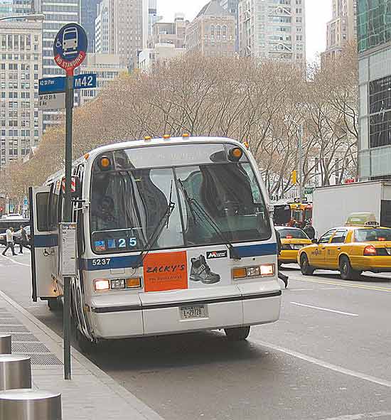 Veículo vencedor de premiação ao ônibus mais lento de Nova York