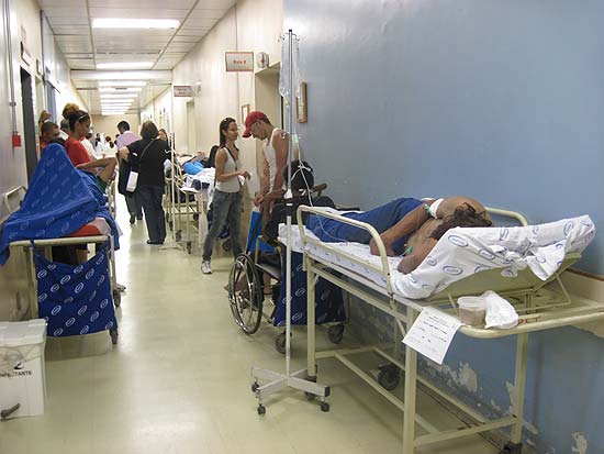 Pacientes aguardam atendimento em macas no corredor do Hospital do Servidor Municipal, em São Paulo