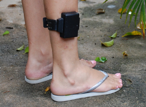 Mulher mostra modelo de tornozeleira eletrnica usada em Guarabira, na Paraba