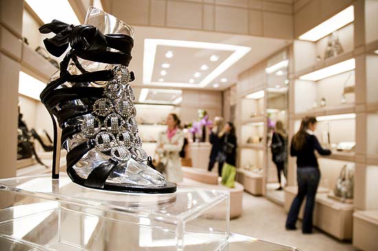 Sapato Marine, da Crystal Collection, exposto na vitrine da primeira loja de bolsas e calçados femininos da marca britânica Jimmy Choo no Brasil em sua abertura, no shopping Cidade Jardim