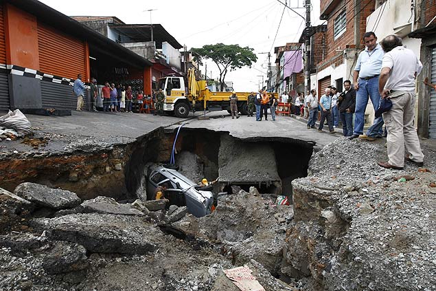 Carro cai em cratera aberta na rua Daniel Klein aps temporal na zona sul de So Paulo; veja outras imagens