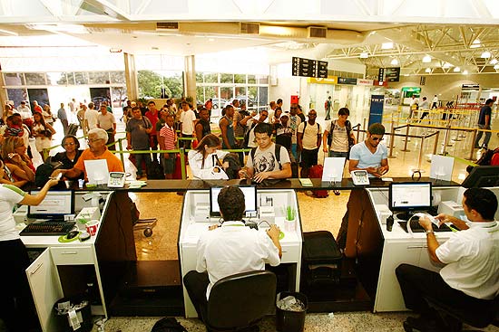 Passageiros fazem fila para check-in no balco da Webjet no aeroporto de Ribeiro Preto (313 km de SP)