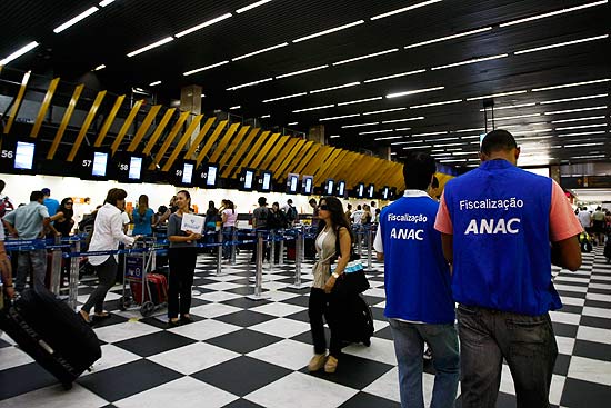 Fiscais da Anac circulam pelo saguão do aeroporto de Congonhas, na zona sul de São Paulo, no inicio da manhã desta quinta