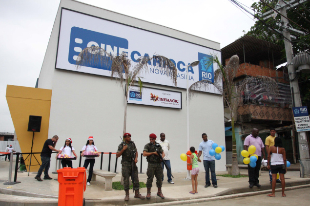 Sala de cinema 3D inaugurada no Complexo do Alemão, na zona norte do Rio; investimento foi de R$ 3 milhões