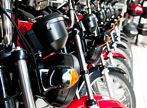 Passagem cara de nibus leva paulistano a aderir s motos; Imagem mostra loja na rua Baro de Limeira, no centro de SP 