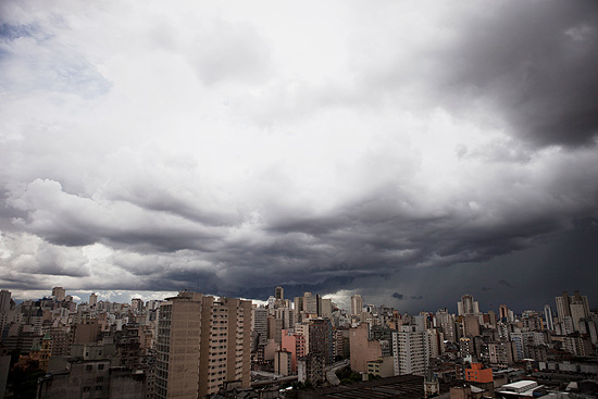 Nuvem cobre céu na zona oeste de São Paulo