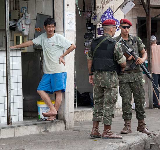 Chins  visto na entrada de pastelaria, perto de militares que ocupam a Vila Cruzeiro