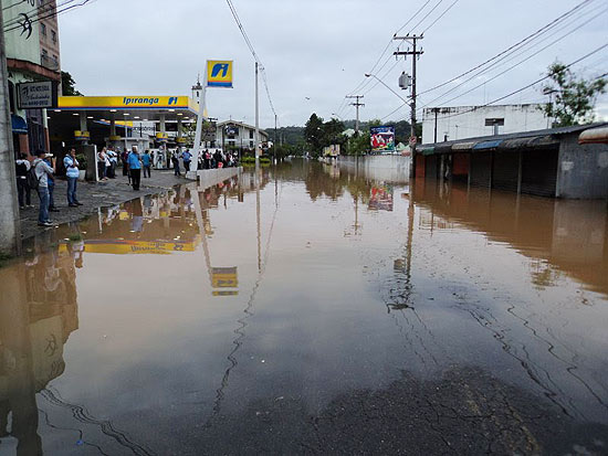 Aps alagamentos, cidade de Franco da Rocha, na Grande So Paulo, decreta situao de emergncia