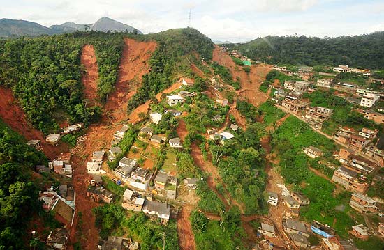 Imagem area mostra deslizamento em morro de Nova Friburgo, na regio serrana do Rio; veja mais imagens