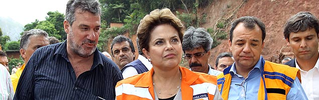 Dilma visita áreas atingidas pelas chuvas acompanhada do governador Sérgio Cabral (à dir.)