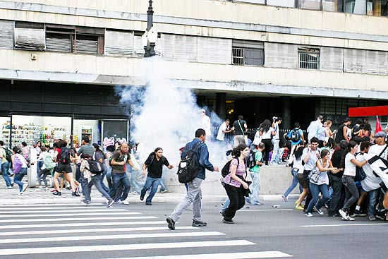 Polcia entra em confronto com manifestantes que faziam protesto contra o aumento da tarifa do nibus em So Paulo
