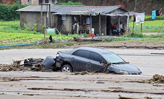 Carro  levado pelas guas aps fortes chuvas que atingiram a regio serrana do Rio de Janeiro; veja imagens