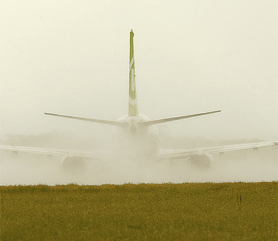Aeronave se prepara para decolar no aeroporto Leite Lopes em dia chuvoso; situao foi vetada pela Anac