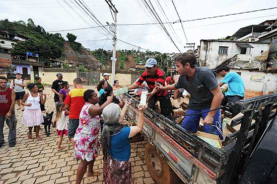 Vtimas da chuva buscam doaes em Nova Friburgo, na regio serrana do Rio