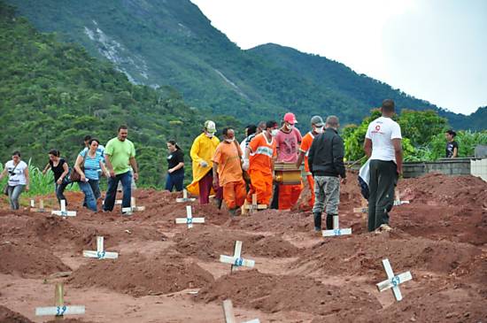 Familiares acompanham enterro no cemitério Carlinda Berlim, em Teresópolis (RJ), inde 168 já foram sepultados