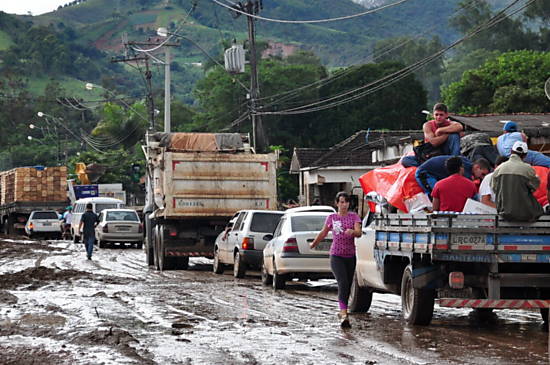 Moradores deixam zona rural de Terespolis, na regio serrana do Rio, afetada pelas chuvas; veja mais imagens